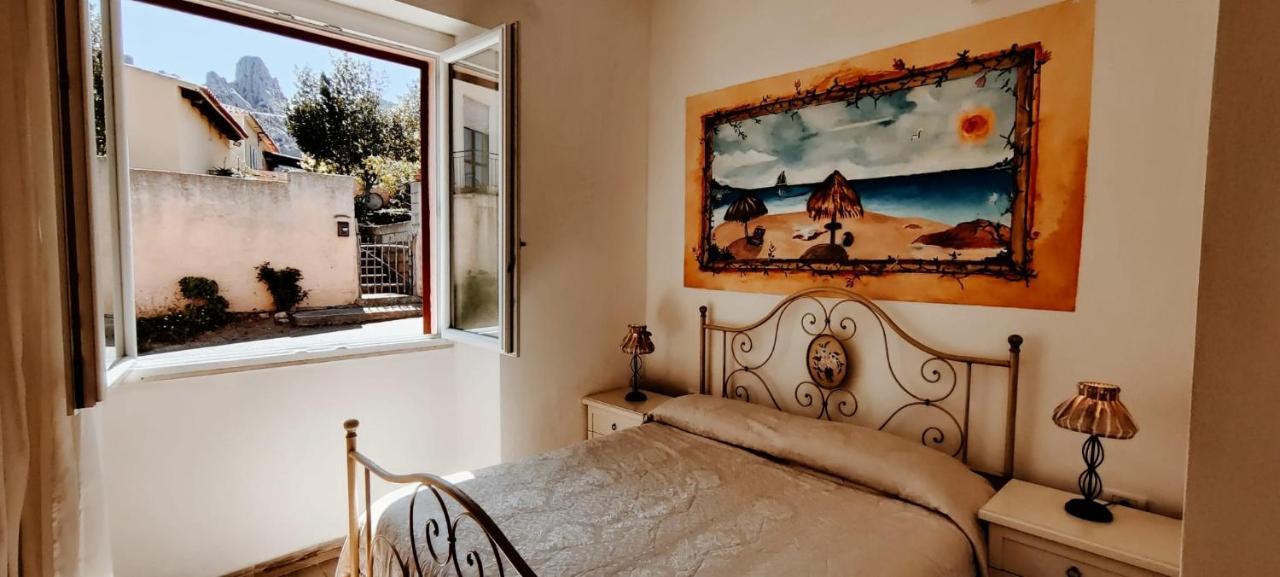 La Porta Sulla Costa Acomodação com café da manhã San Pantaleo Exterior foto